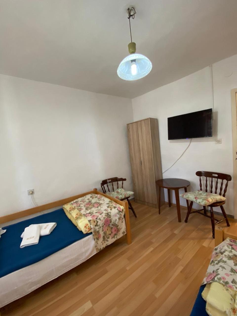 Viktor Rooms Kotor Bilik gambar