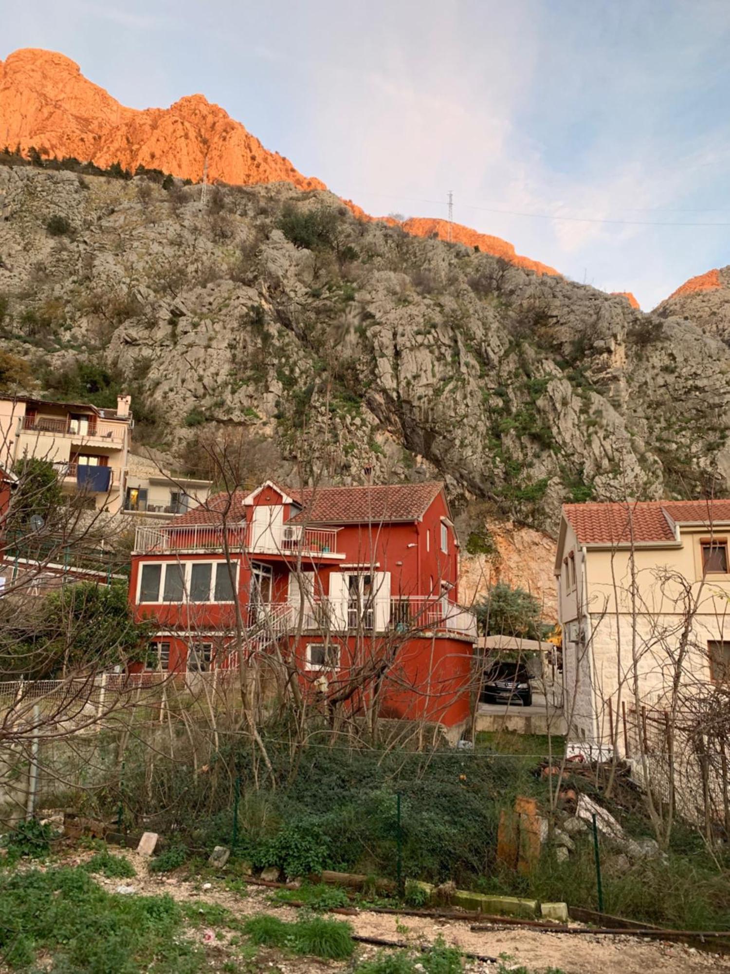 Viktor Rooms Kotor Bilik gambar
