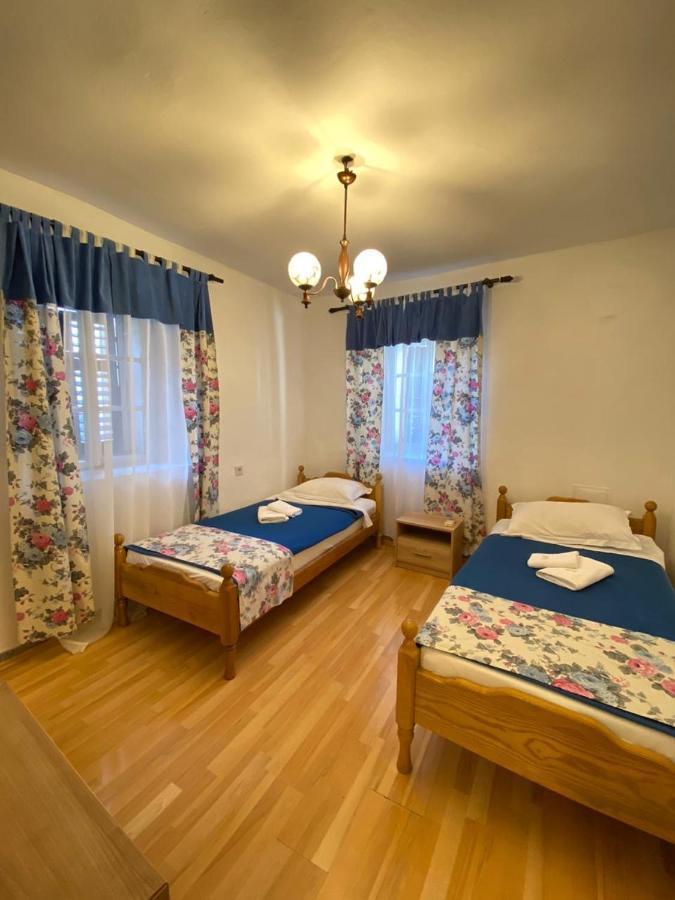 Viktor Rooms Kotor Bilik gambar
