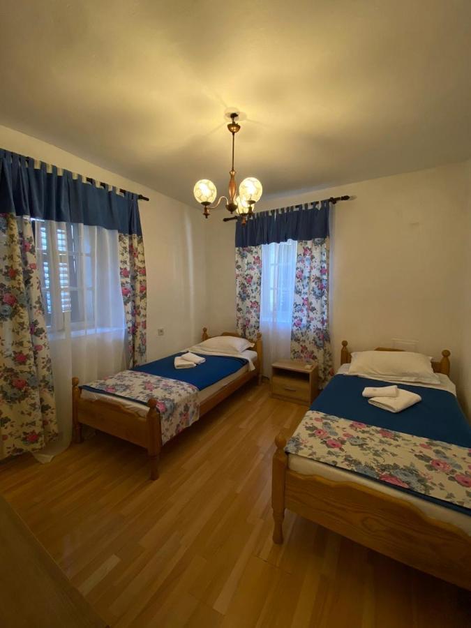 Viktor Rooms Kotor Bilik gambar